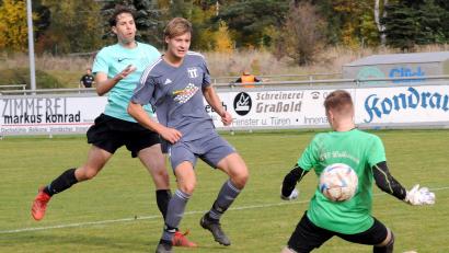 Bild: heh
Der TSV Konnersreuth besiegte am Sonntag den ASV Waldsassen mit 6:1. In dieser Szene können Florian Burger (links) und Torwart Andreas Schnurrer (rechts) den Konnersreuther Cedric Reiter nicht am Torschuss hindern.