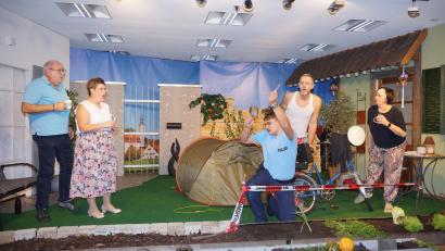 Bild: nib
„Lieber draußen als drinnen – oder?" heißt das Stück, mit dem die Theatergruppe Dürnsricht-Wolfring auf der Bühne im Jugendheim in Wolfring zu sehen ist.