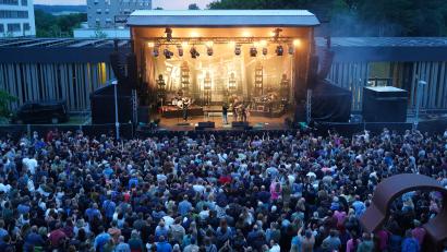 Archivbild: mcl
Rund 3000 Menschen feierten zum Teil auf dem OTH-Gelände in Weiden während des Campus-Open-Airs 2023. Offenbar nicht genug, damit sich das viertägige Event für die Veranstalter wirklich rechnet.