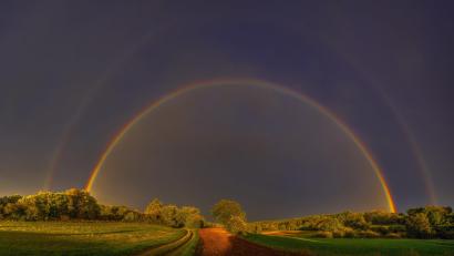Bild: mor
Die Aufnahme „Regenbogen bei Pressath“ des Fotografen Klaus Stingl lag bei den Fotoausstellungen an erster Stelle der Besuchergunst. Bild: Klaus Stingl