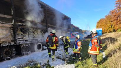 Bild: Alexander Graf/exb
Rasch löschten die Feuerwehrleute den auf der A6 in Brand geratenen Lkw-Auflieger.
