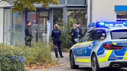 Bild: André Baumgarten/Mediengruppe Bayern /dpa
Polizisten stehen vor der kinder- und jugendpsychiatrischen Einrichtung in Regensburg. Viele Fragen zu dem Angriff sind noch offen.