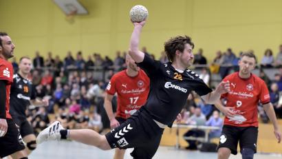 Bild: Hubert Ziegler
Die HG Amberg (Philipp Lulla beim Wurf) besiegte Spitzenreiter TV Erlangen-Bruck II mit 37:35.