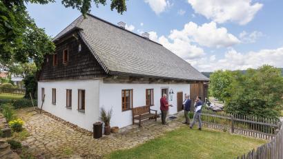 Bild: Roland Rossner
Idylle pur am Ortsrand von Stadlern: Für das 2016 renovierte Waldlerhaus haben Bauherrin, Architekt und Handwerksbetriebe den zweiten Preis beim „Bundespreis für Handwerk in der Denkmalpflege 2023“ erhalten.
