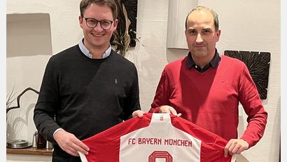 Bild: Michaela Birk/exb
Die Fanhilfe-Vorsitzenden Christian Birk und Dieter Keil mit dem signierten Trikot von Harry Kane.