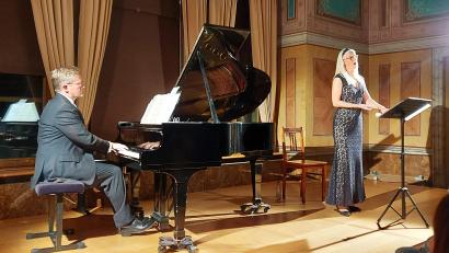 Bild: lg
Hans Martin Gräbner am Flügel und die Sopranistin Gesche Geier erfreuen ihr Publikum mit den „Titanen“ Beethoven und Wagner bei einem kurzweiligen Konzert- und Leseabend.