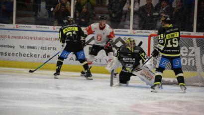 Bild: Andreas Brückmann
Der ERSC Amberg bezwang am Sonntag den EV Dingolfing knapp mit 3:2. Goalie Timon Bätge (Zweiter von rechts) bot eine überragende Leistung.