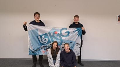 Bild: Daniel Donhauser
Stolz hält die neue Pfarrleitung mit Felix Simon, Anna Rösch, Antonia Farmbauer und Florian Donhauser die Fahne der KjG Hl. Dreifaltigkeit auch weiter hoch.