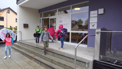 Bild: bkr
Barrierefreiheit und Sicherheitsgeländer gehören zum neuen Aufgang der Grundschule. Ab in die Herbstferien hieß es nach der Einweihung.