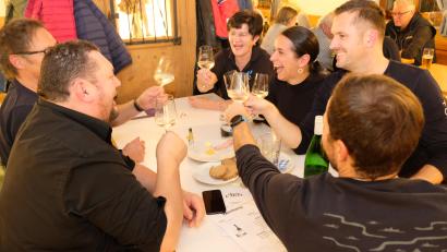 Bild: do
Hoch die Gläser hieß es am Samstagabend beim Weinfest auf Einladung der CSU-Ortsverbände Oberbibrach/Vorbach und Schlammersdorf im Schützenhaus in Oberbibrach