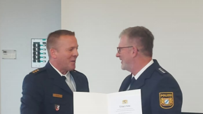 Bild: exb/Polizeiinspektion Weiden
Polizeidirektor Markus Fuchs (links) händigt Johann Wurm die Ruhestandsurkunde aus.