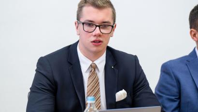 Bild: Peter Kneffel(dpa
Daniel Halemba nimmt am 18. Oktober 2023 an der konstituierenden Sitzung der AfD-Landtagsfraktion im Landtag teil. Der per Haftbefehl gesuchte Politiker ist festgenommen worden.