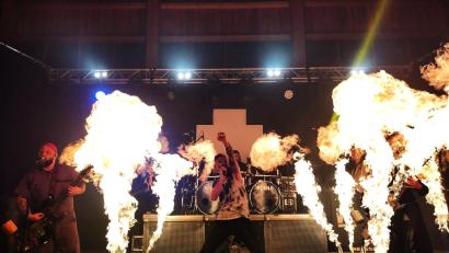 Bild: tok
"Weissglut" überzeugt in der O'Schnitt-Halle nicht nur musikalisch, sondern spielt auch mit dem Feuer.
