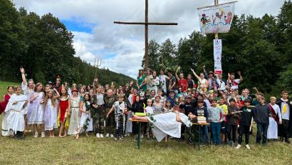 Bild: Franziska Kiesl/exb
Götter über Götter aus allen Mythologien versammelten sich gern unter dem christlichen Kreuz zum Gruppenfoto im Zeltlager der KjG Hl. Dreifaltigkeit.