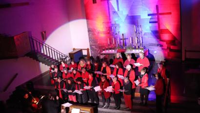 Bild: cog
Vor dem zauberhaft illuminierten Mosaik der Christuskirche singt der Gospelchor Voices of Joy.