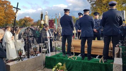 Bild: gi
Sehr viele Trauergäste und Vereine nahmen mit der Familie und Verwandten Abschied von Altbürgermeister und Ehrenbürger Hans Roßmann.