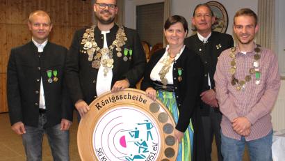 Bild: Werner Koller/exb
Die neuen Würdenträger der Schützengesellschaft Kleinraigering 1951 (von links): Erster Ritter Alexej Urbanovic, Schützenkönig Manuel Birner, Schützenliesl Michaela Nübler, Oberschützenmeister Markus Böhm, Jugendkönig Kilian Ludwig und Zweiter Ritter Günther Sperber (nicht im Bild).