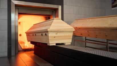Bild: Thomas Frey/dpa
Mittlerweile ist die Feuerbestattung in Tirschenreuth die Regel. 80 Prozent entscheiden sich für eine Verbrennung des Leichnams. Auch dafür muss ein Sarg gekauft werden, wie dieses Bild aus einem Krematorium zeigt.