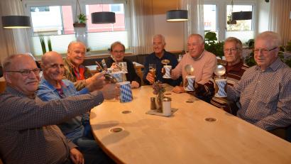 Bild: dob
Ein Teil der "Weißbier-Germanen" trifft sich am Sonntag zum Frühschoppen. Pünktlich um 11.30 Uhr wird in fröhlicher Runde der Trinkspruch gesprochen.