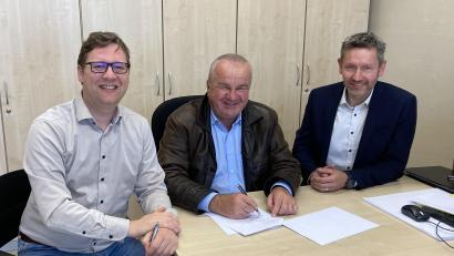 Bild: Gemeinde Schmidgaden/exb
Bei der Unterzeichnung des Konzessionsvertrages: (von links) Kommunalbetreuer Wolfgang Dumm, Bürgermeister Josef Deichl und Daniel Liegl, Leiter des Bayernwerk-Kundencenters Schwandorf.