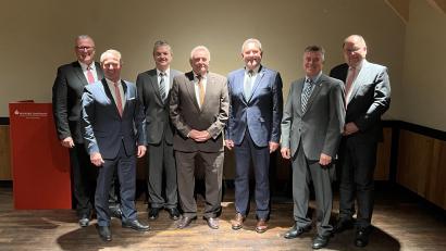 Bild: Sparkasse/exb
v.l. Vizepräsident des Sparkassenverbands Bayern Stefan Proßer, Vorstandsvorsitzender Gerhard Hösl, Verwaltungsratsvorsitzender Andreas Wutzlhofer, Verwaltungsratsmitglied Ludwig Bauriedl, Verwaltungsratsmitglied Joachim Neuß, Verwaltungsratsmitglied Reiner Gäbl, Vorstandsmitglied Johann Zach