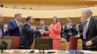 Bild: Peter Kneffel/dpa
Klaus Holetschek, Vorsitzender der CSU-Landtagsfraktion, gratuliert Ilse Aigner, während der konstituierende Sitzung des neu gewählten bayerischen Landtags, nach ihrer Wiederwahl zur Landtagspräsidentin.