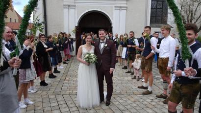 Bild: hm
Groß war die Schar der Gratulanten für das junge Paar Bastian und Birgit Lobinger.