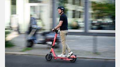 Symbolbild: Bernd von Jutrczenka/dpa
Ohne Versicherungsschutz für ihren E-Scooter war eine 20-Jährige in Marktredwitz unterwegs.