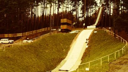 Repro: Archiv Schulz
Um von der Schneelage unabhängig zu sein, entschied sich der SC Monte Kaolino für den Bau einer Kunststoffmattenschanze, die damals sechste in der Bundesrepublik. Sie wurde in der Rekordzeit von zwei Monaten am Kalvarienberg gebaut. 10.000 Kubikmeter Erdreich mussten bewegt, der Sprung- und der Kampfrichterturm errichtet werden.