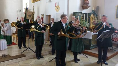 Bild: mmj
Ein musikalisches Glanzlicht des Gottesdienstes: Die Oberpfälzer Parforcehornbläser, Vizeeuropameister der Jagdhornbläser, unter Leitung von Hubert Bäuml (rechts).