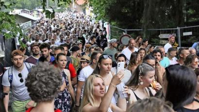 Archivbild: fph
Die Besucher des diesjährigen "Naturraum"-Festivals, als sie es wegen des Unwetters verlassen mussten.