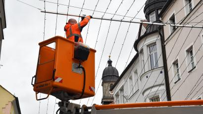 Bild: Petra Hartl
Die Mitarbeiter des Bauhofs ziehen einen Lichterteppich über die Fußgängerzone.