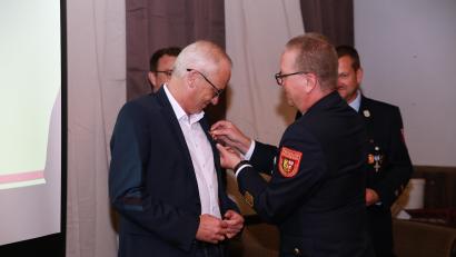 Bild: egl
Bernhard Lindner bekam die Ehrennadel in Gold des Kreisfeuerwehrverbands Amberg-Sulzbach.
