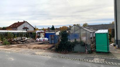 Bild: Gabi Schönberger
Auf dem Areal der ehemaligen Gärtnerei Binner soll im nächsten Jahr ein Rewe-Markt entstehen. Verkraftet die Tachauer Straße das dann verstärkte Verkehrsaufkommen?