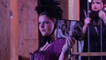 Archivbild: Florian Wein/exb
"Dinner mit Killer" – hier mit Charlotte Bielefeldt auf der Bühne – ist ein Erfolgsmodell des Ovigo-Theaters. Der Kulturausschuss des Kreistags unterstützt die Theatergruppe weiterhin mit einem Zuschuss.
