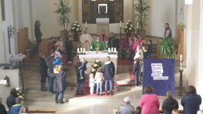 Bild: hok
Beim Vater unser versammelte Pfarrer Thomas Kohlhepp die Kinder um den Altar.