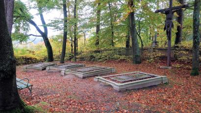 Bild: bsc
Abgetrennt durch einen Zaun mit frei zugänglicher Gartentür ist der Gemmingen-Familienbegräbnisplatz (Bild) auf den Muttergottesbühl.