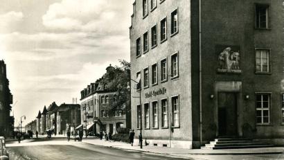 Bild: Stadtarchiv Weiden/exb
Das erste eigene Bankgebäude der Sparkasse in der Bahnhofstraße. 1936 wurde es eröffnet.