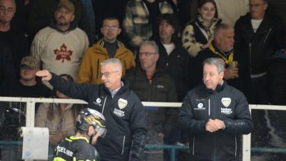 Archivbild: Andreas Brückmann
Dirk Salinger (Mitte) ist seit 2017 Trainer des Eishockey-Bayernligisten ERSC Amberg. Gemeinsam mit Co-Trainer Christian Martin (rechts) will er die Wild Lions in die Play-offs führen.