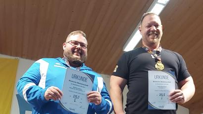 Bild: bim/exb
Claus Piechatzek vom AC Amberg (rechts) gewann den deutschen Meistertitel im Bankdrücken vor Matthias Weber aus Weinheim.
