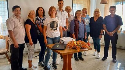 Bild: bsc
Viele Informationen über Manuka-Honig erfuhren die Besucher des Kaffee- und Informationsnachmittags des Frauen- und Müttervereins Friedenfels durch den Geschäftsführer der Paranuka GmbH, Fabian Schultes (Fünfter von links). Vorstandsmitglieder des Müttervereins sowie die beiden Priester, Pater Martin (links) und Pfarrer Joseph (rechts), dankten am Ende den Referenten.