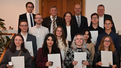 Bild: gf
Den erfolgreichsten Absolventen der Berufsschule, Hanna Messer, Florian Schmaderer, Finn Linnert, Nanour Radowan, Lena Betz, Leonie Spanl, Narissa Radowan, Lukas Maier, Felix Steffel und Beatrix Jonscher (von links), gratulierten (hinten von links) Ralf Kohl (IHK Oberpfalz), Kreishandwerksmeister Hans Weber, Sparkassenvorstandsmitglied Sonja Kalb, Oberstudiendirektor Martin Wurdack und Oberbürgermeister Michael Cerny.