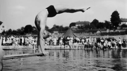 Bild: Archiv Gemeinde Floß/exb
Wr wusste noch, dass es in Floß mal ein Schwimmbad gegeben hat? Solche einmaligen Fotos lagern im Archiv. Das Bad befand auf dem Gelände, auf dem heute die Tennisplätze des TV Floß liegen.
