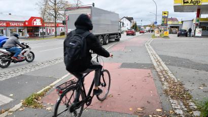 Bild: Petra Hartl
Die Stadt Amberg will an bis zu 200 Stellen im Stadtgebiet rote Markierungen anbringen, um die Sicherheit der Radfahrer zu steigern. Die Bayreuther Straße soll an sieben Punkten herausgehoben werden.