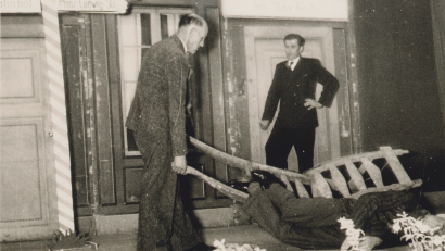 Bild: Stadtarchiv Waldsassen/exb
Eine beim 50. Gründungsjubiläum im Juli 1951 nachgestellte Szene von einem Unfall vor dem einstigen Kaufhaus König im Jahr 1910.