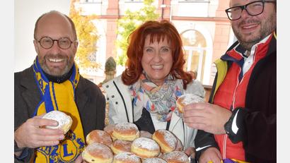 Bild: Lions-Club Neustadt/exb
Reinbeißen und dabei Herz zeigen: Der Lions Club Neustadt/WN-Lobkowitz mit Präsidenten Florian Schott (links), Erster Vizepräsidentin Andrea Gollwitzer (Mitte) und Zweiten Vizepräsidenten Sebastian Denzler (von links) hoffen erneut auf viele Beteiligte an der „Krapfenschmaus“-Aktion 2023.