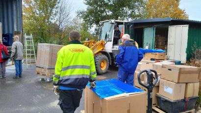 Bild: Aktion Solidarität/exb
Fleißige Helfer der Aktion Solidarität beluden wieder einen Container, der Hilfsgüter nach Togo bringen wird. Damit beteiligt sich der Verein an einem Projekt von Pfarrer Casimir Dosseh aus Pyrbaum bei Neumarkt.