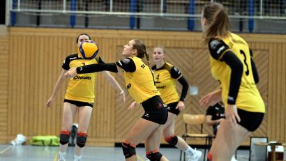 Archivbild: Hubert Ziegler
Ballannahme der Hahnbacherin Emma Peter, beobachtet von Elisabeth Kiehn, Kapitänin Julia Polito und Mira Sperber (von links, Bild aus einem früheren Spiel gegen Neudrossenfeld). Der SV Hahnbach besiegte in der Regionalliga den TB/ASV Regenstauf.