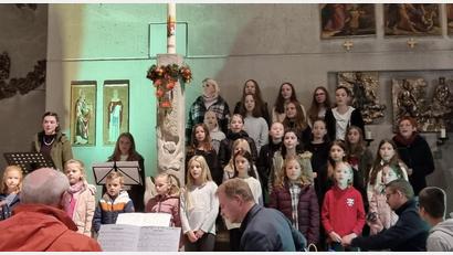 Bild: e
Der Junge Chor beendet mit einem eindrucksvollen Konzert in der Pfarrkirche das Chorwochenende.