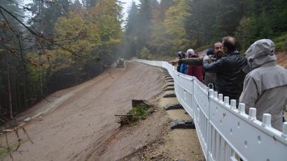Bild: ak
Neu angelegt ist der Quellschutzbereich mit dem Quellsammler (unten links), von wo aus Ahornberg mit Trinkwasser versorgt wird.